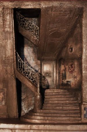 « L’escalier ». Réalisation A. Kleinmann et S. E. Woloch. Bronze peint. 27x16x34 cm